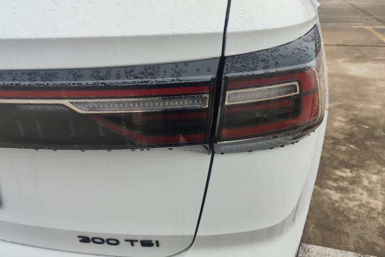 Used Volkswagen Tharu 2024 300TSI Two-Wheel-Drive Moon Luxury Edition
