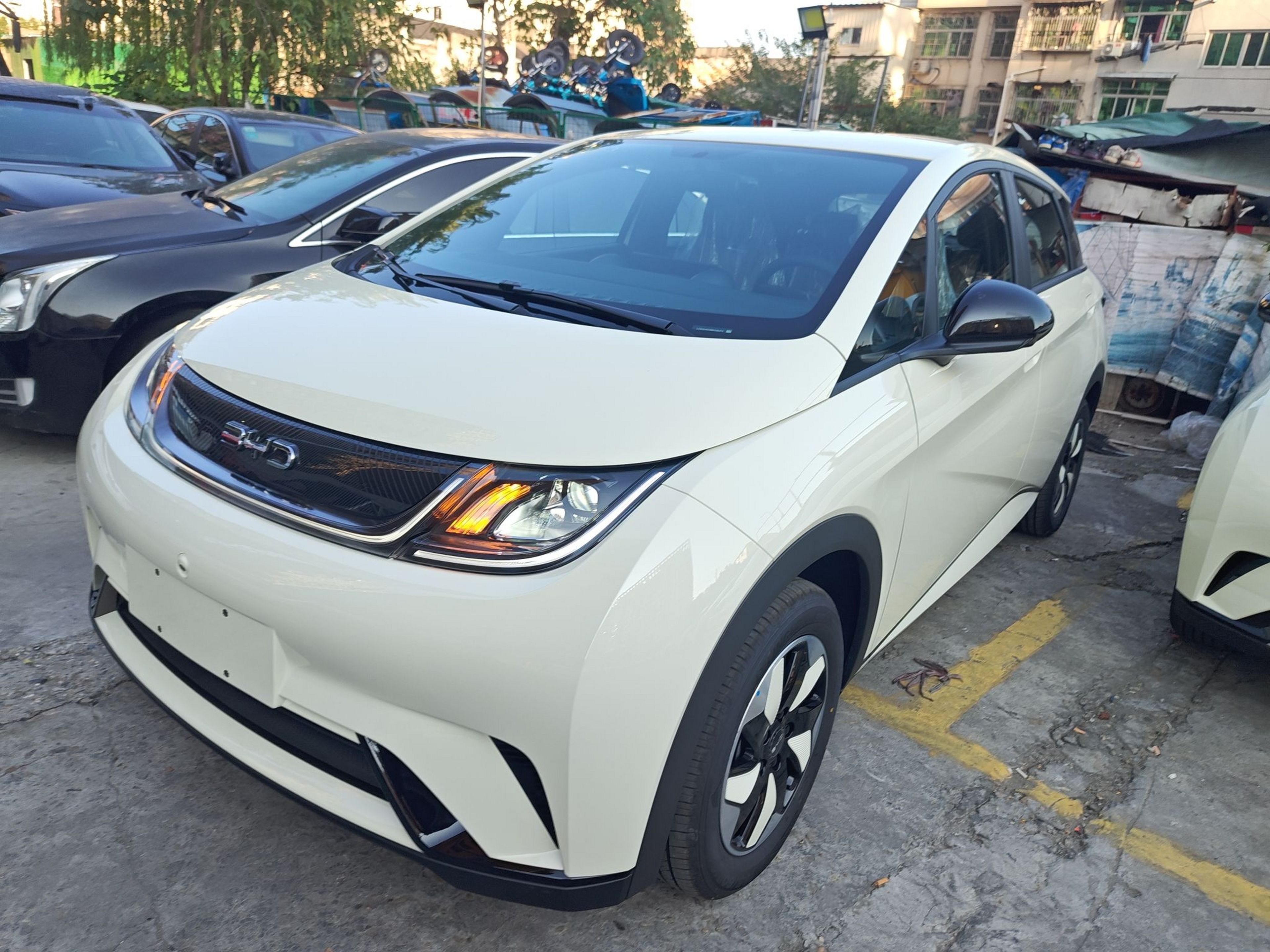 Под передней частью автомобиля