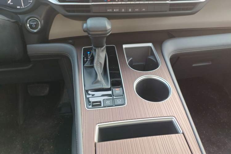 Used Toyota Granvia 2024 2.5L Hybrid Comfort Edition