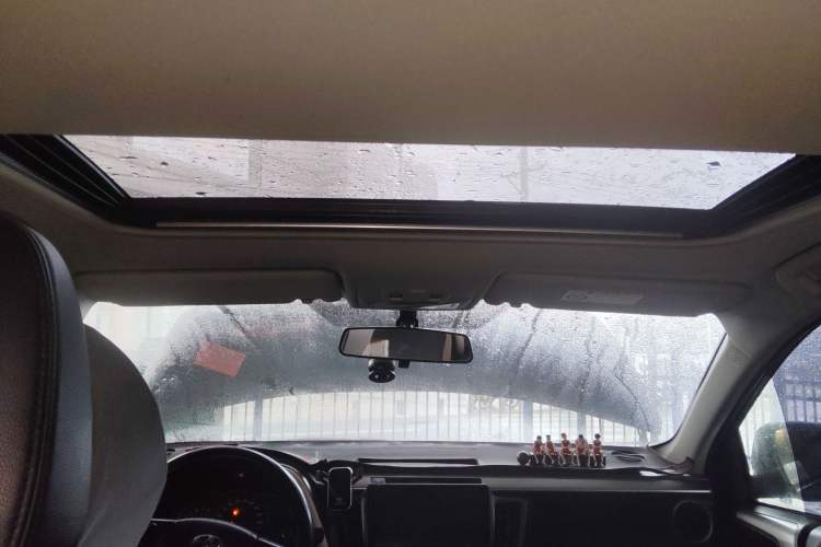 Used Toyota RAV4 2016 2.0L CVT Two-Wheel Drive Fashion Edition China V Standard
