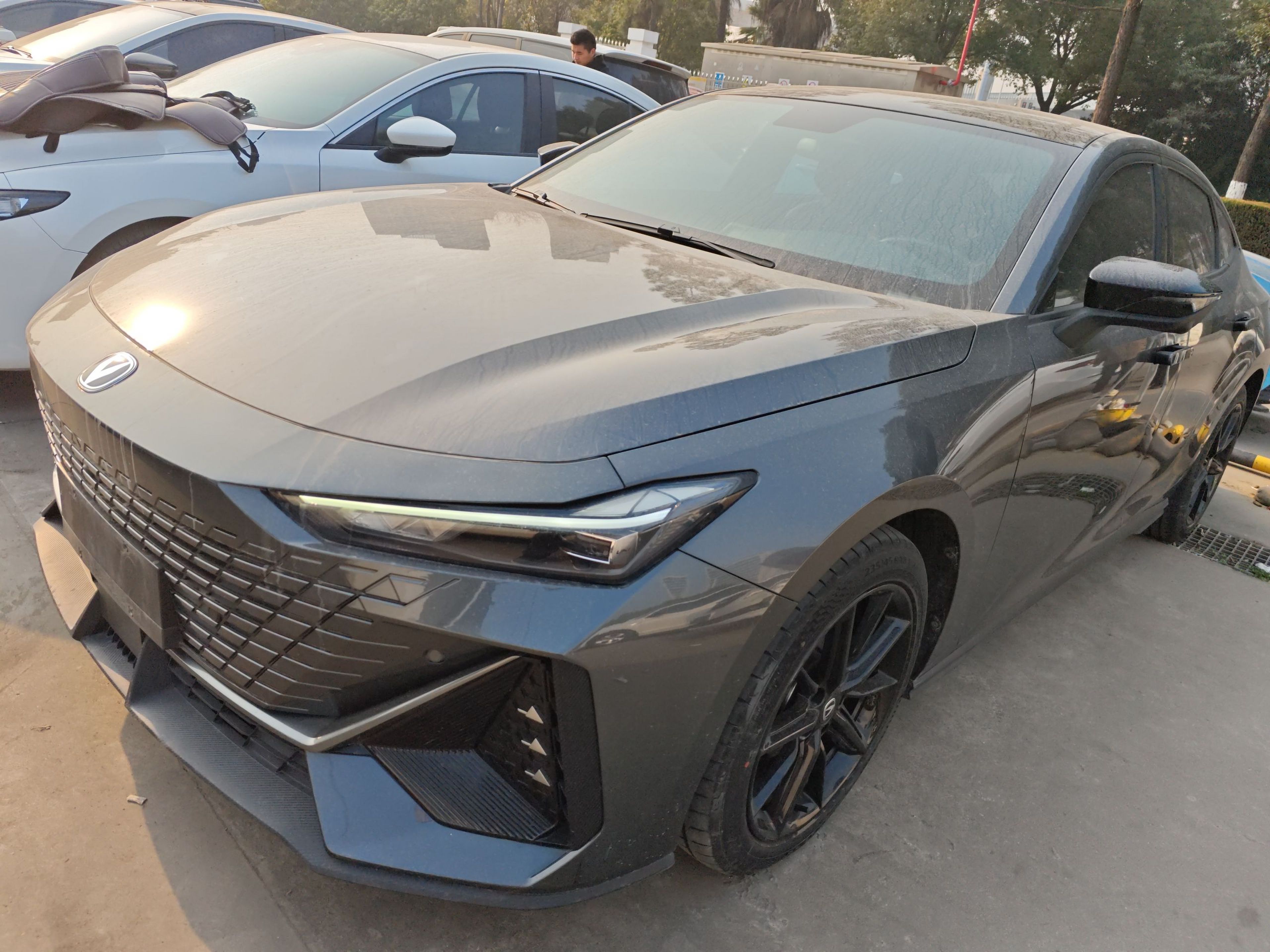 تحت مقدمة السيارة