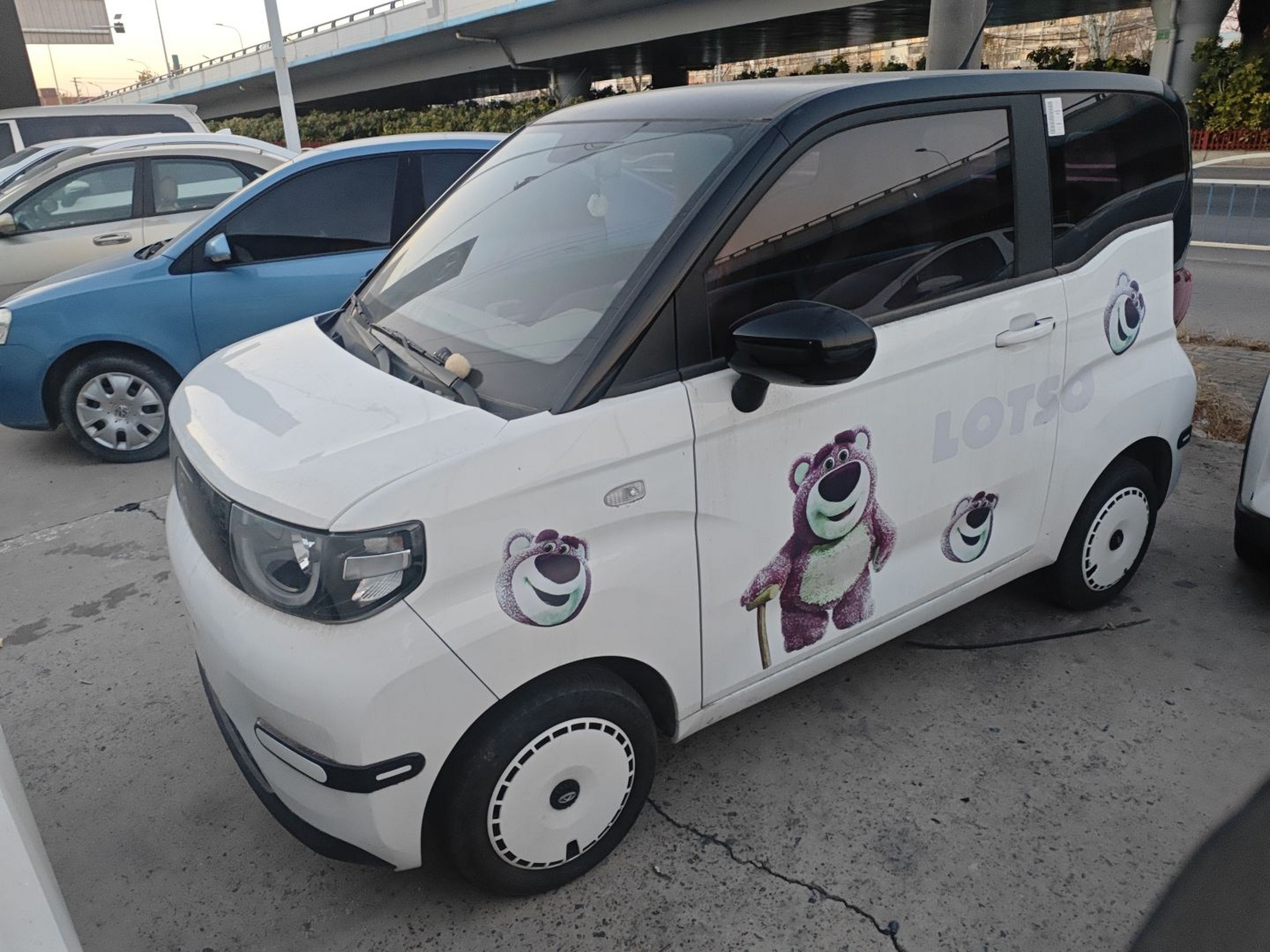 Под передней частью автомобиля