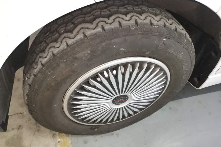 Used Wuling Yangguang 2024 300KM Comfort Version Passenger Van 75kW