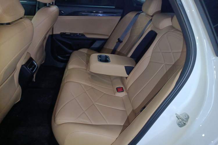 Used  L6 2023 125km MAX
