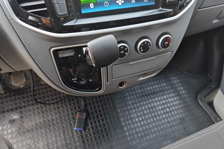 Used SAIC MAXUS Xintu V80 2023 2.0T AMT Classic Aoyuntong Short Wheelbase Ultra-Low Roof 5/6-Seater