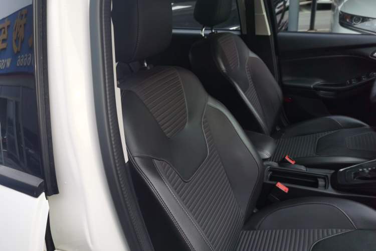 Used Ford Focus 2015 Hatchback 1.6L Automatic Fashion Edition
