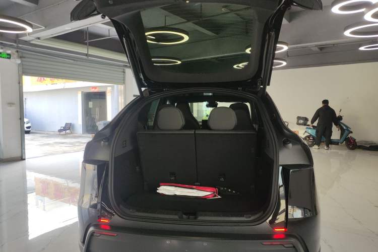 Used Tesla Model Y L 2025 Long-Range All-Wheel-Drive Version
