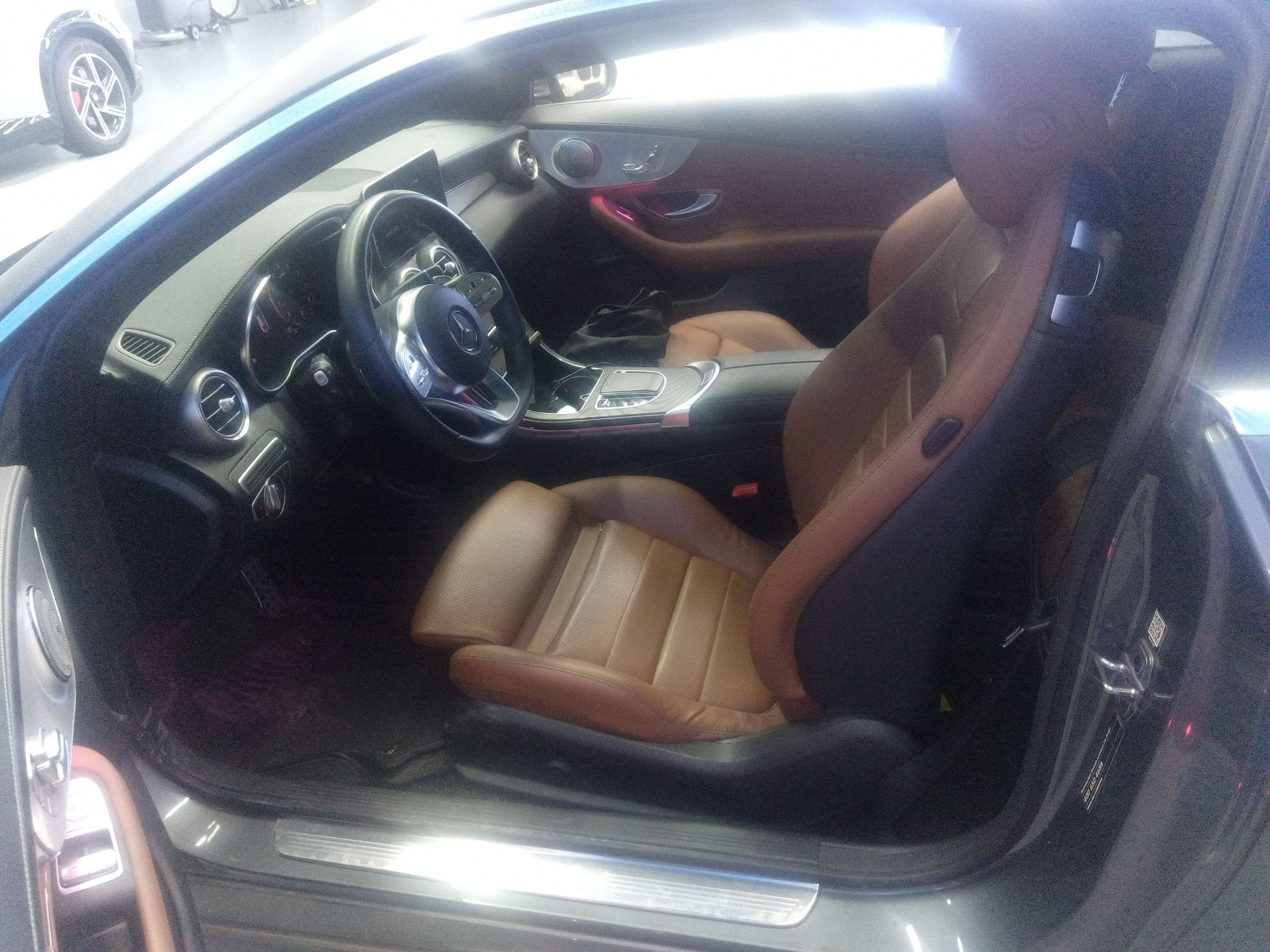 المقاعد الأمامية داخل السيارة