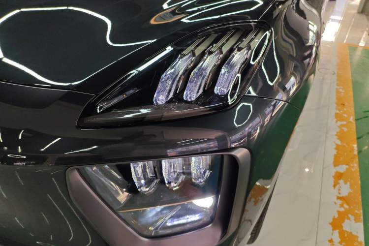 Used  HL 2025 700 Ultra Six-Seater All-Wheel-Drive LiDAR Version
