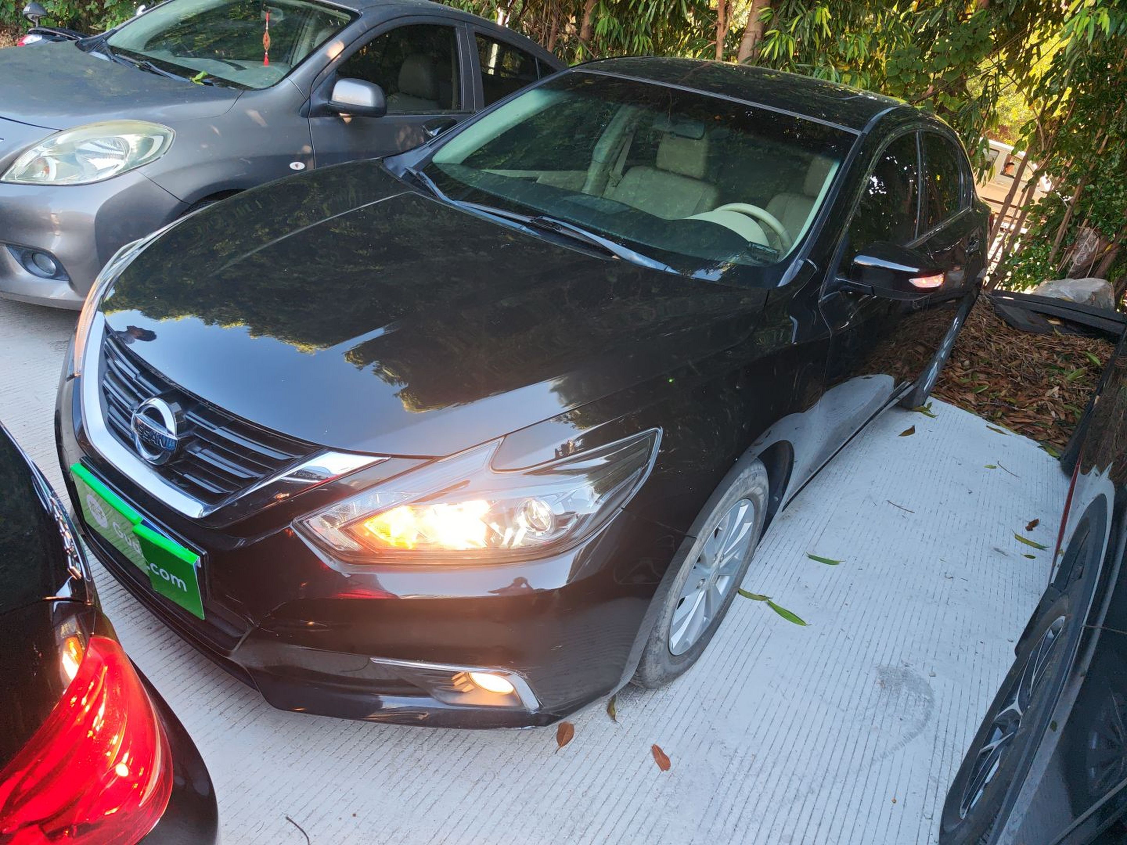 Под передней частью автомобиля