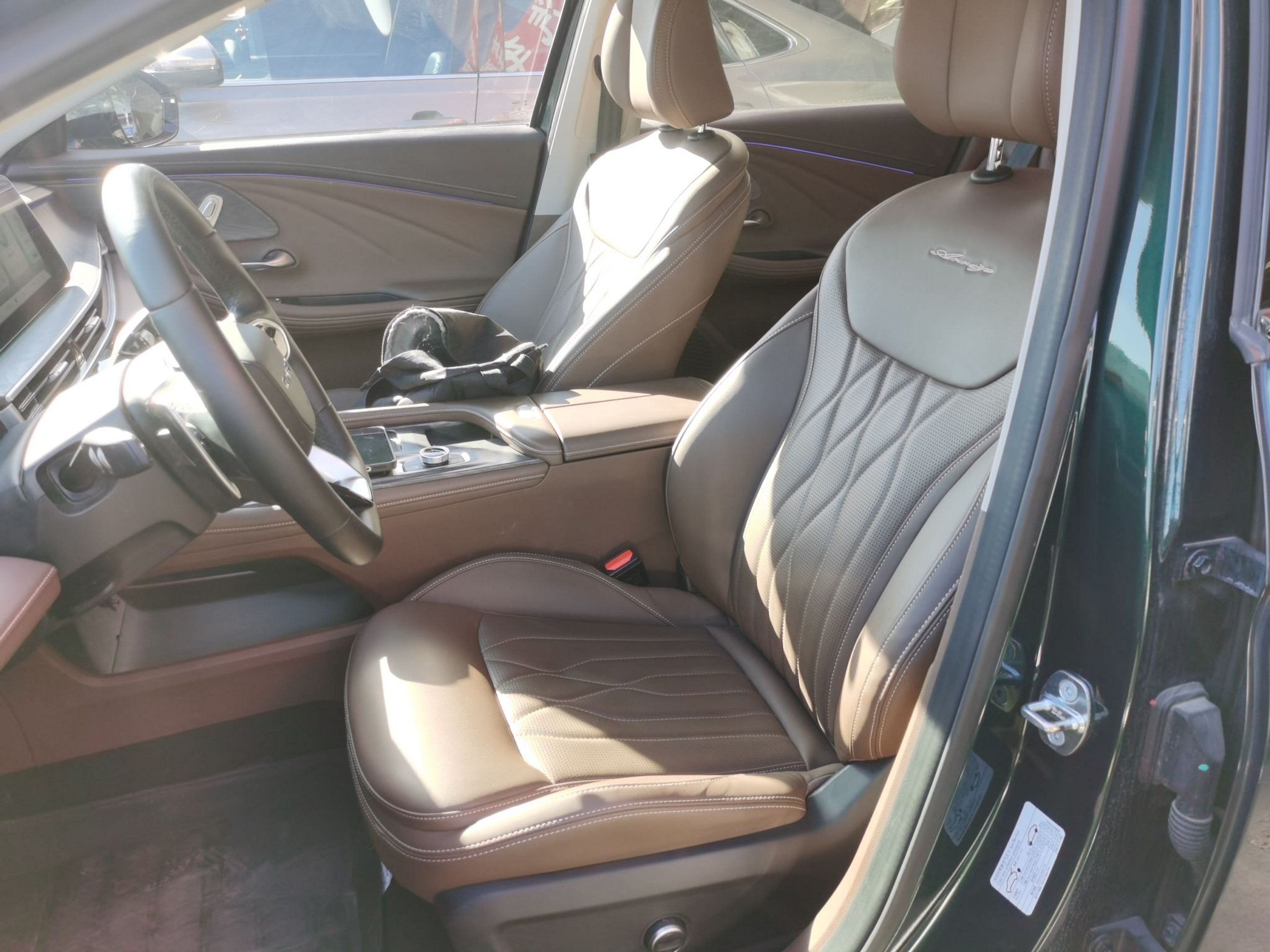 Переднее сиденье в автомобиле