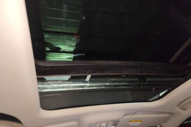 Used Roewe RX8 2018 30T Smart Connectivity Two-Wheel Drive Flagship Edition
