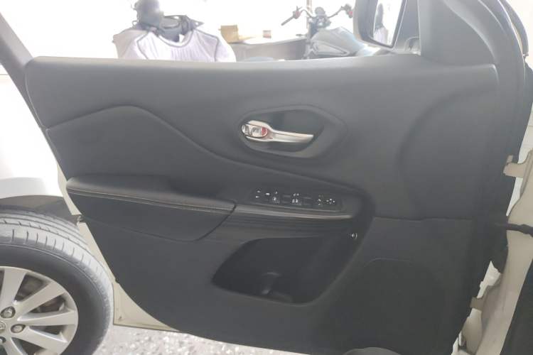 Used  Cherokee 2017 2.4L Professional Smart Edition
