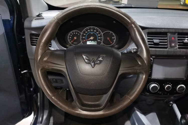 Used Wuling Rongguang V 2015 1.2L Base Version