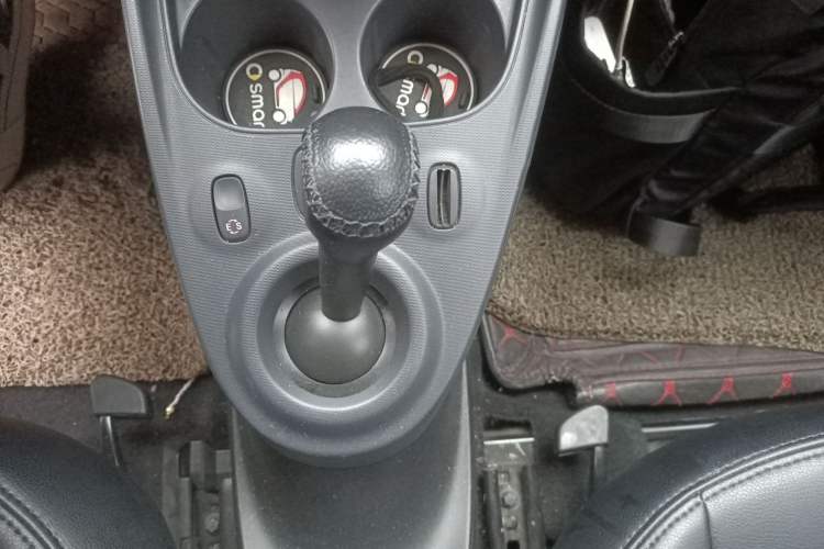 Used smart fortwo 2015 1.0L 52 kW hardtop Dynamic version
