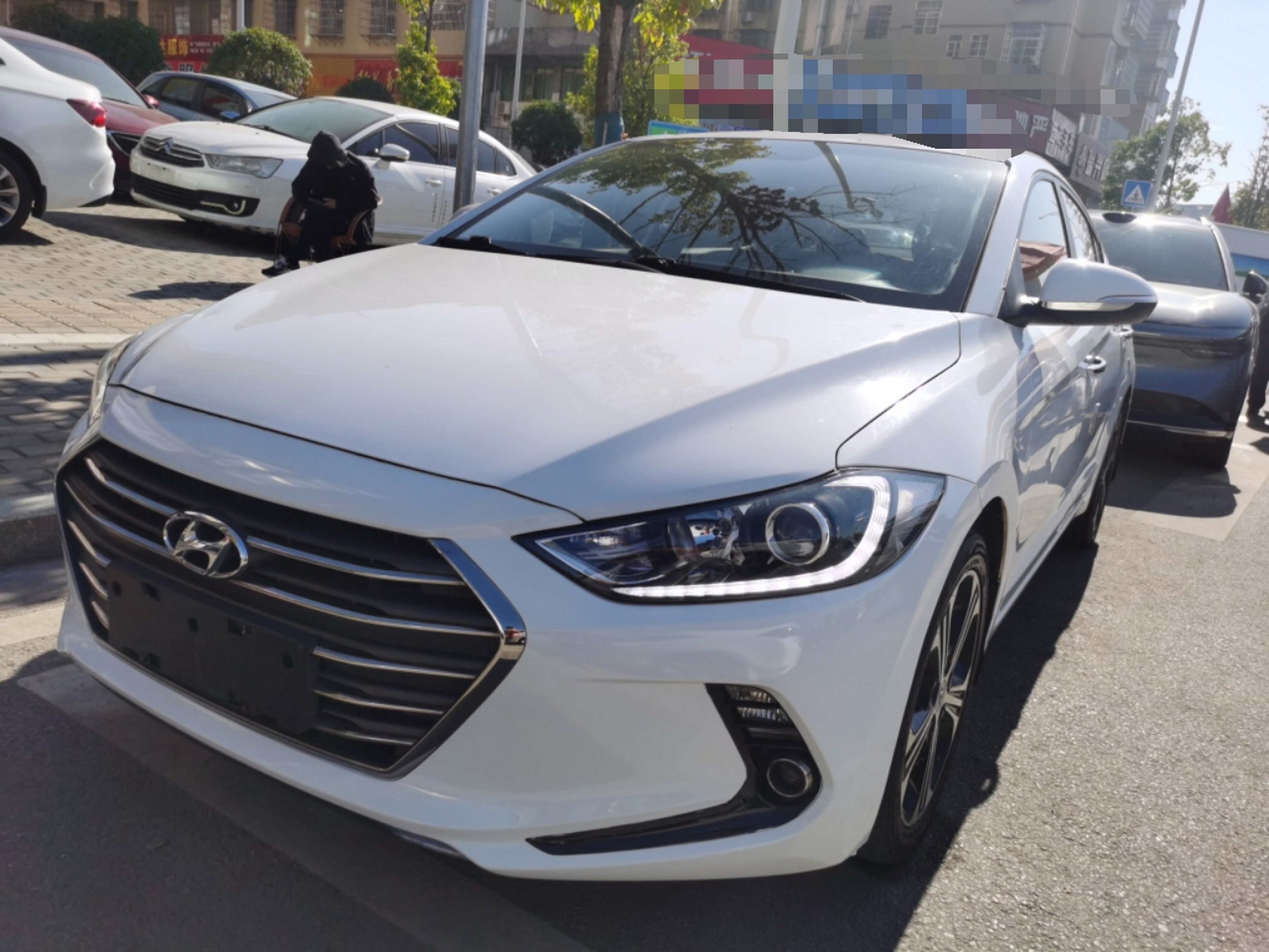 Под передней частью автомобиля