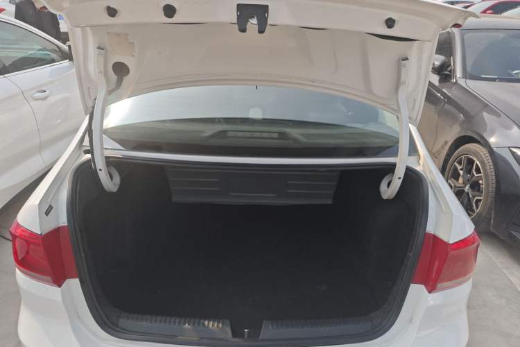 Used Volkswagen Santana 2015 1.6L Manual Comfort Edition
