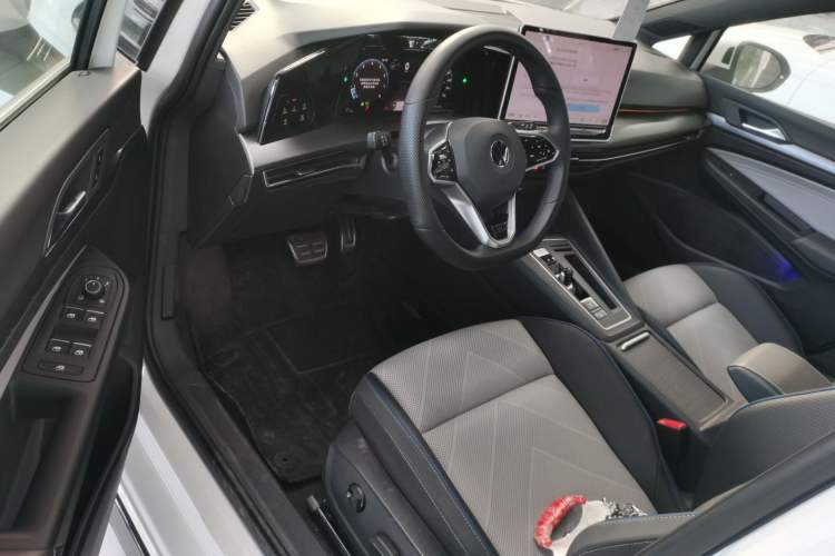 Used Volkswagen Golf 2025 300TSI R-Line
