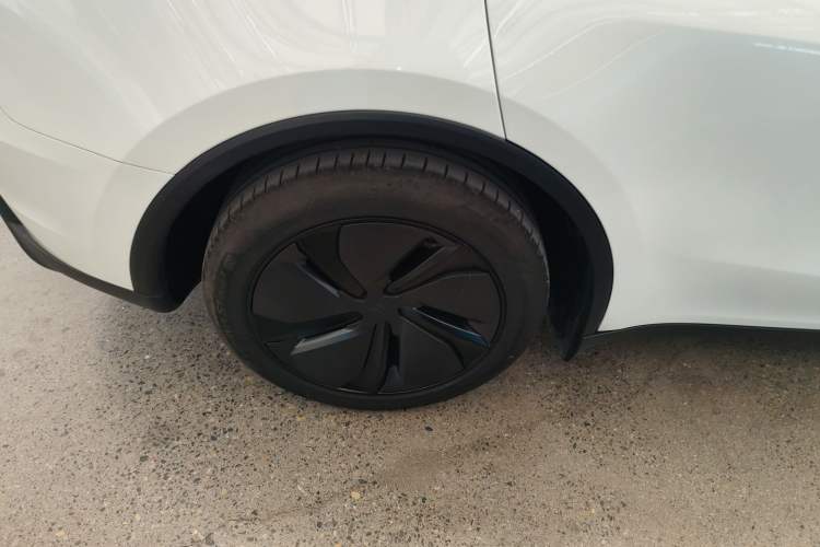 Used Tesla Model Y 2025 Long-Range All-Wheel-Drive Version
