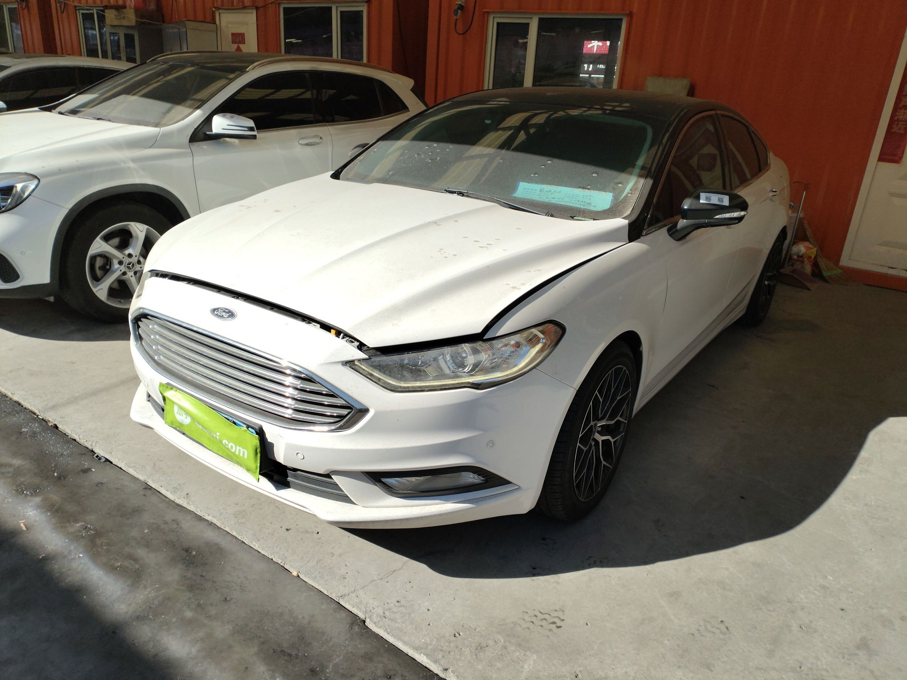 تحت مقدمة السيارة