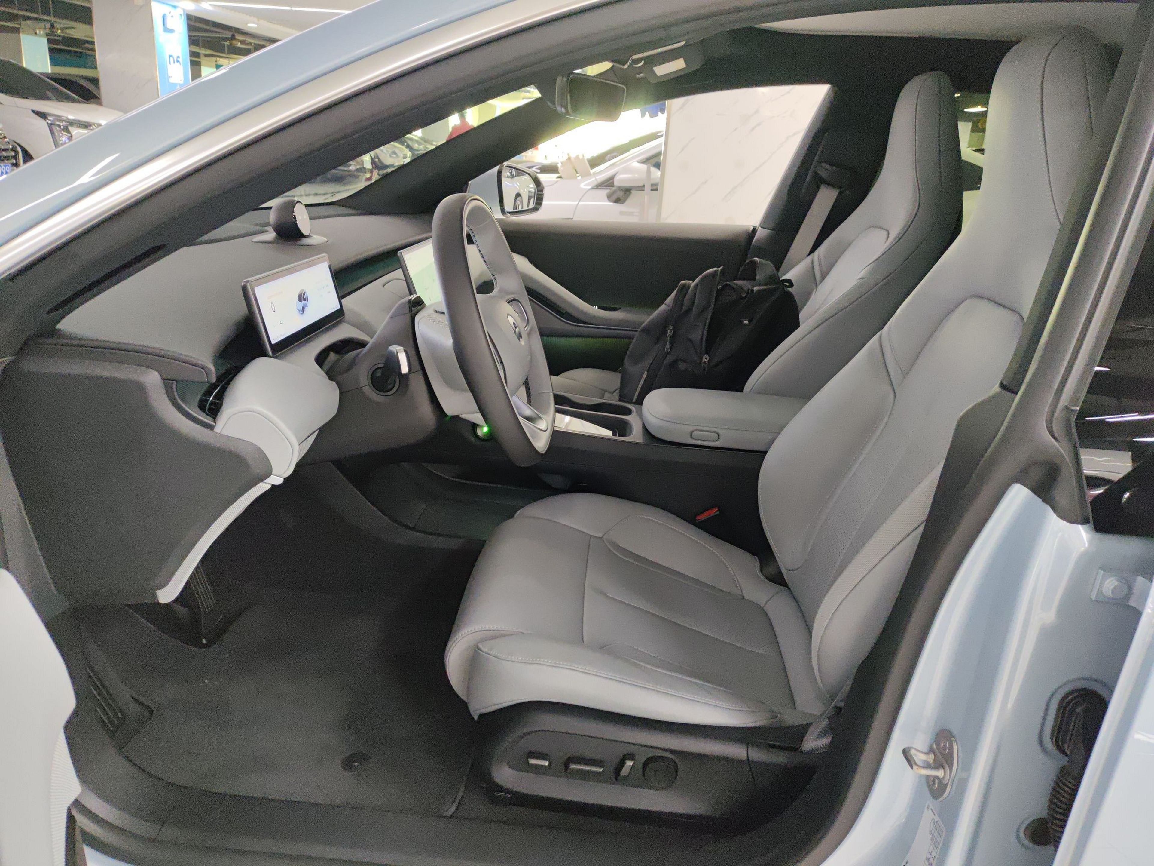 Переднее сиденье в автомобиле