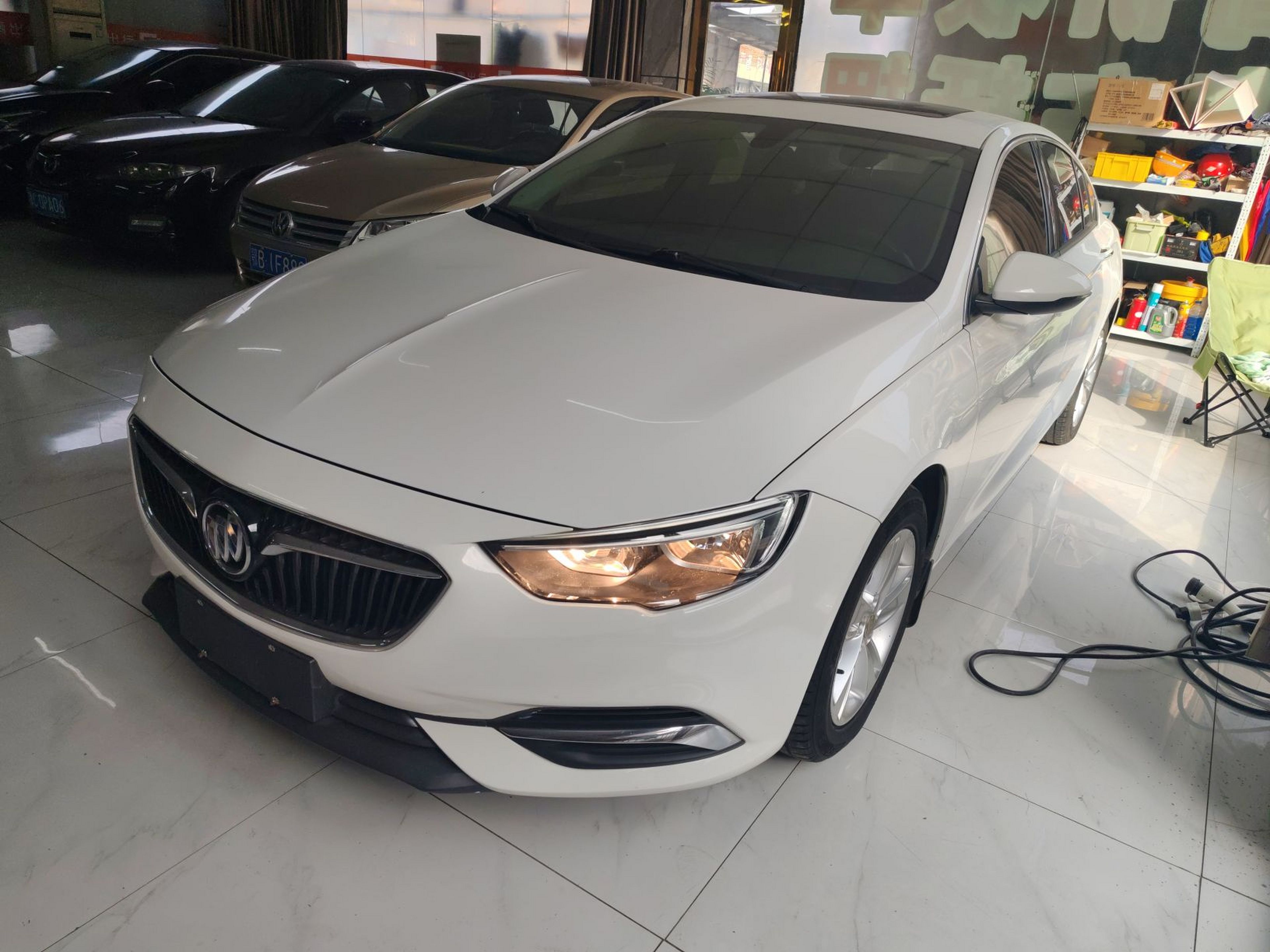 Под передней частью автомобиля