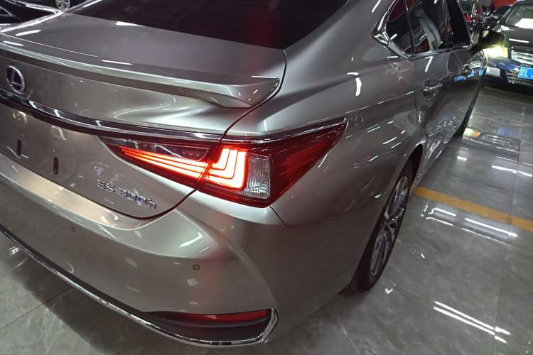 Used Lexus ES 2021 300h Excellence Edition
