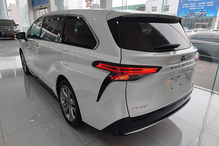 Used Toyota Sienna 2023 2.5L Hybrid Deluxe Edition
