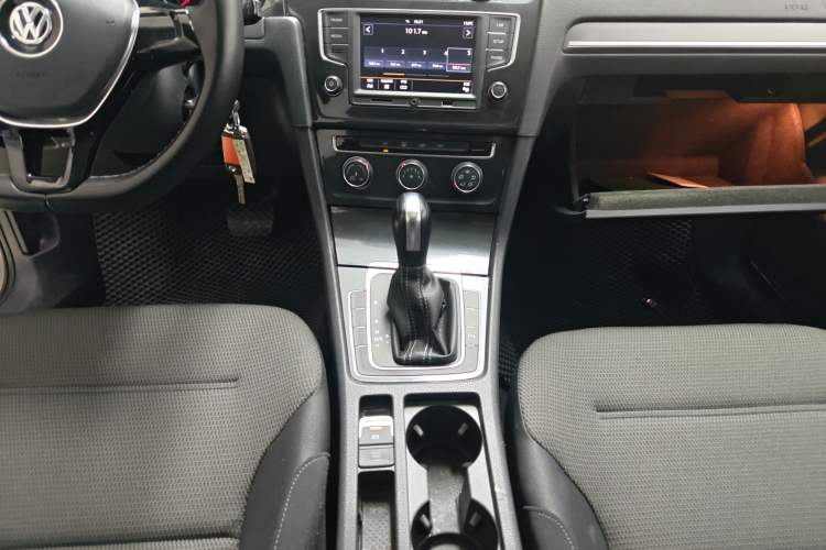 Used Volkswagen Golf 2017 1.6L Automatic Comfort Million-Vehicle Anniversary Edition
