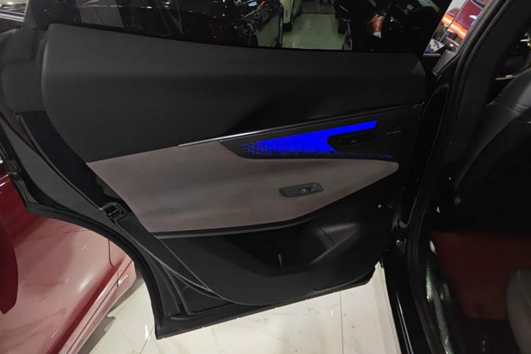 Used Lynk & Co 08 EM-P 2025 120km Long-Range Halo
