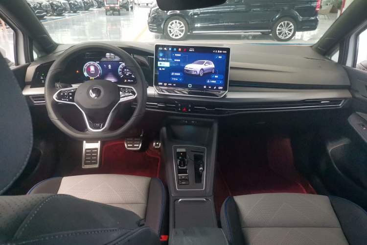 Used Volkswagen Golf 2025 300TSI R-Line
