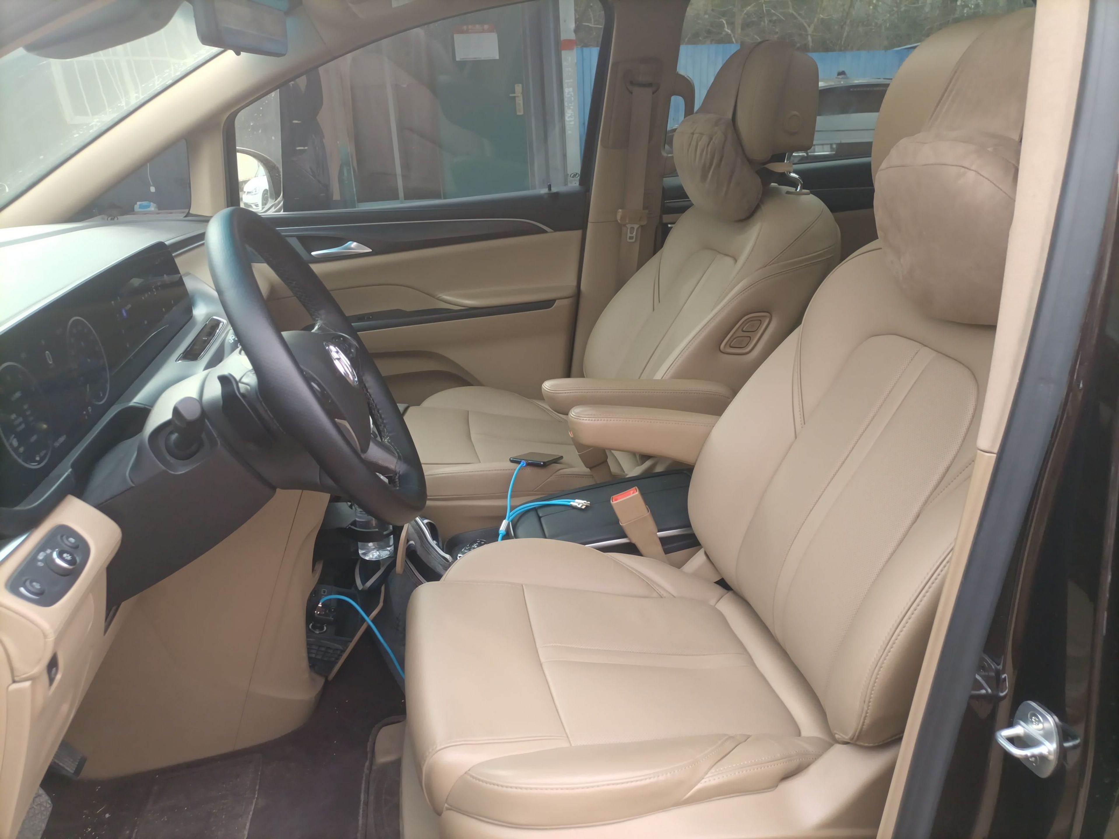 Переднее сиденье в автомобиле