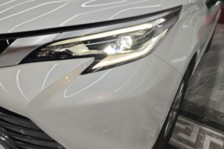 Used Toyota Sienna 2021 2.5L Hybrid Premium Edition
