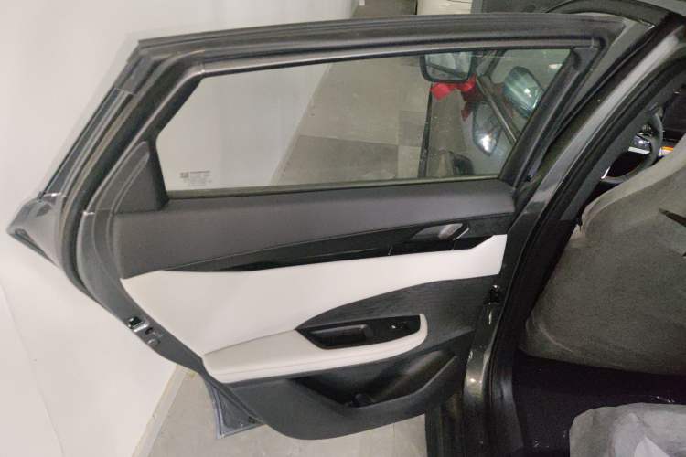 Used Changan UNI-V iDD 2024 Blue Whale Smart Electric iDD 136km ZhiKu Model
