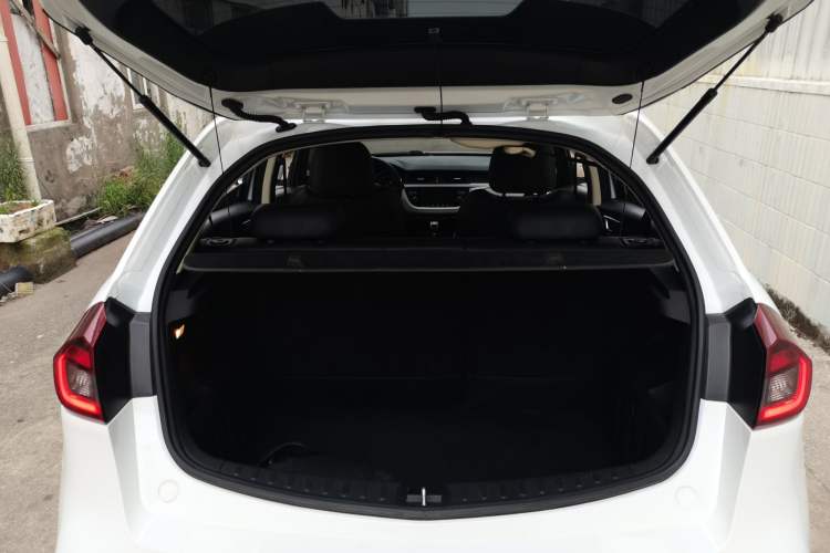 Used Geely Auto Vision X3 2019 Upgraded Model 1.5L Manual Elite Version
