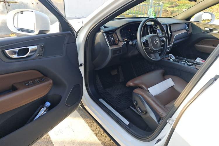 Used Volvo XC60 2023 B5 4x4 Smart Luxury Edition