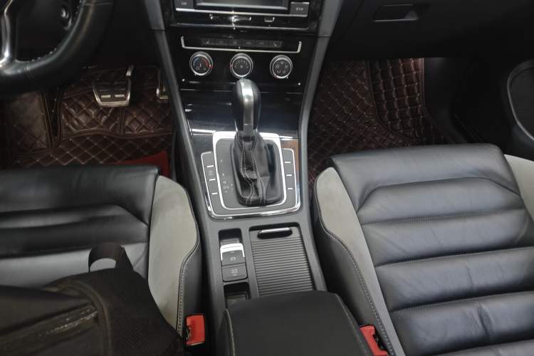 Used Volkswagen Golf 2016 1.4TSI Automatic R-Line
