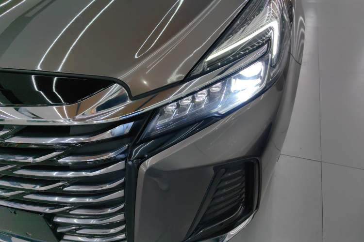 Used Buick GL8 2023 Facelifted Land Cruiser Executive Luxury Version
