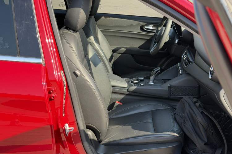 Used Alfa Romeo Giulia 2017 2.0T 200HP Luxury Edition
