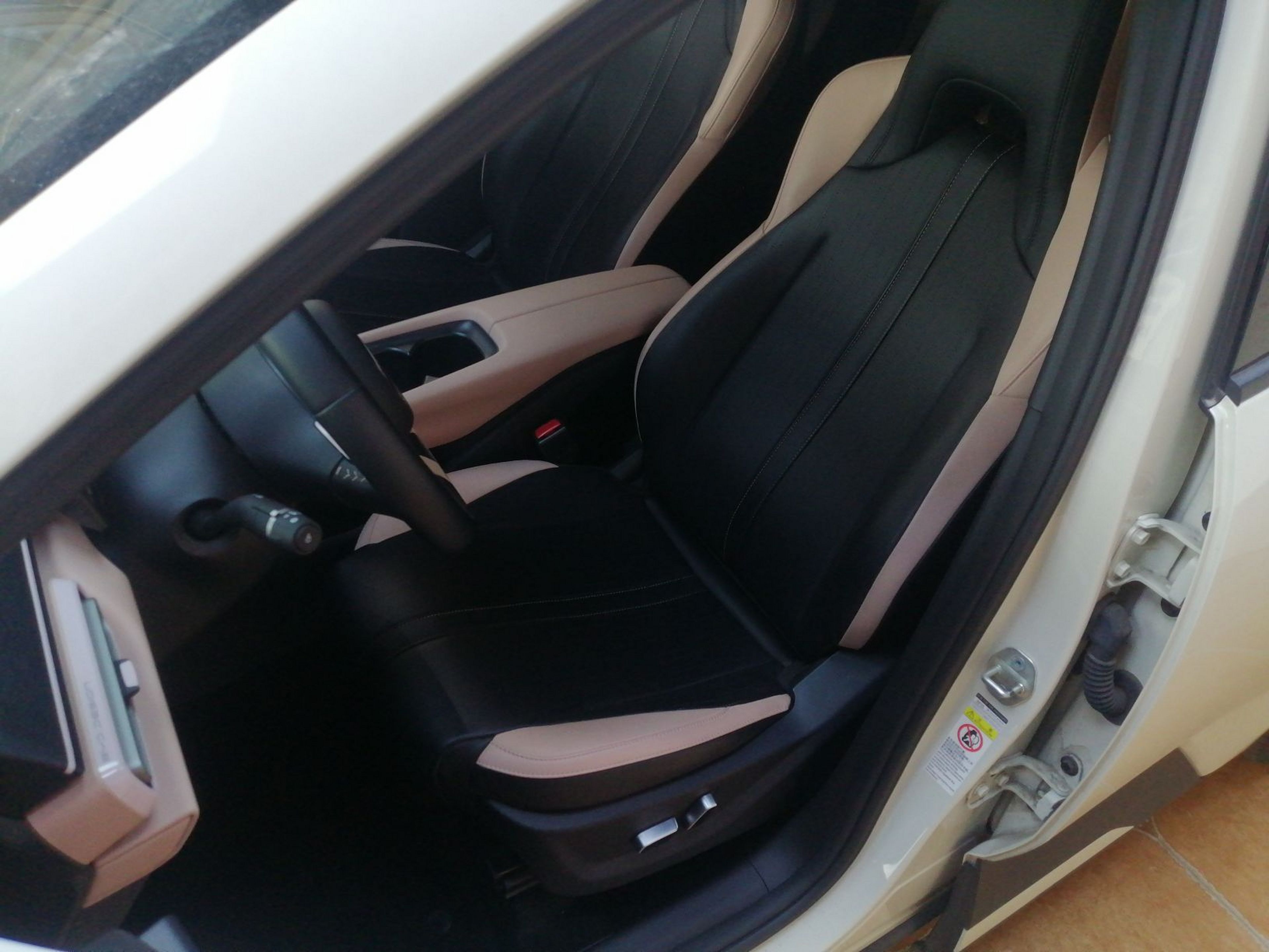 المقاعد الأمامية داخل السيارة