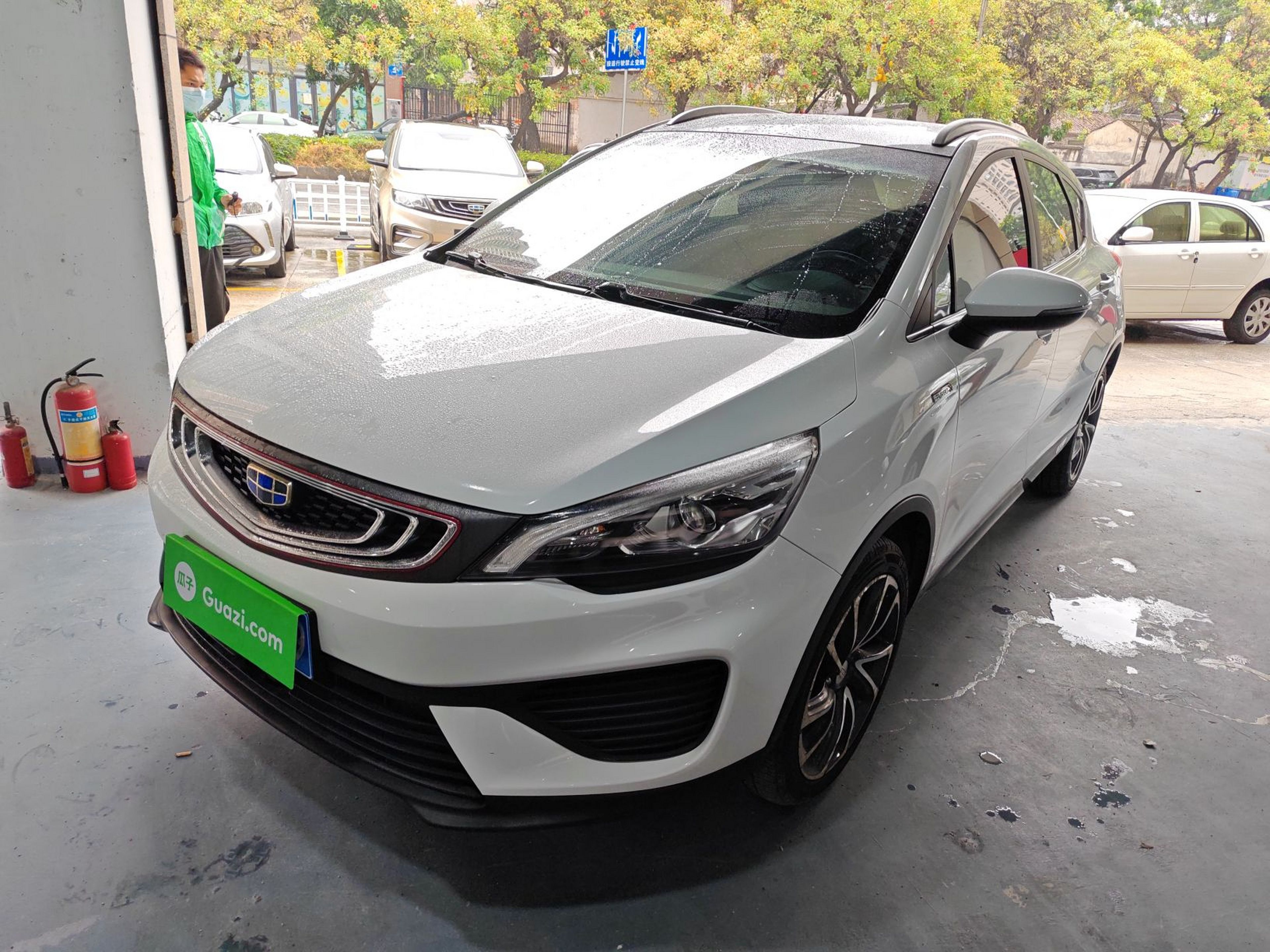 Под передней частью автомобиля