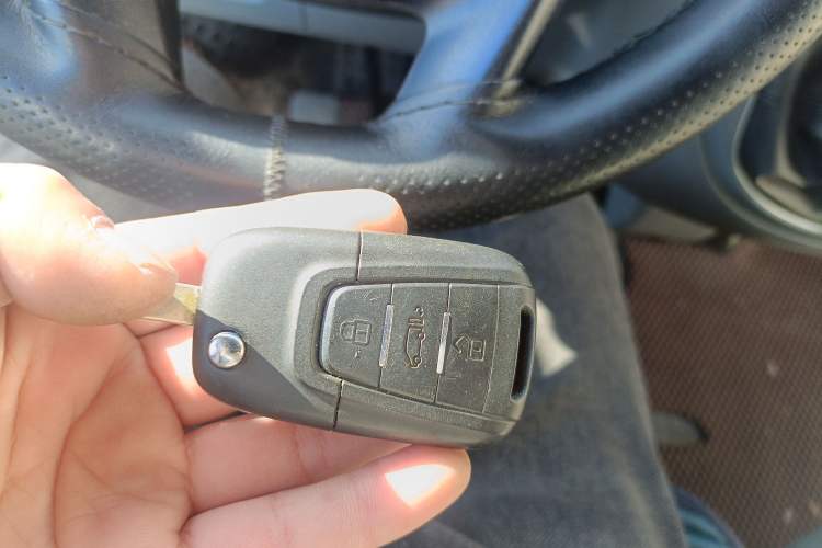 Used SAIC MAXUS Xintu V80 2023 2.0T AMT Classic City Distribution King Short Wheelbase Mid-Roof 3-Seater
