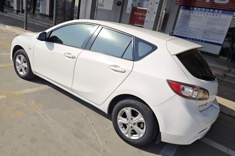 Used Mazda Mazda 3 2015 Hatchback 1.6L Manual Comfort Edition
