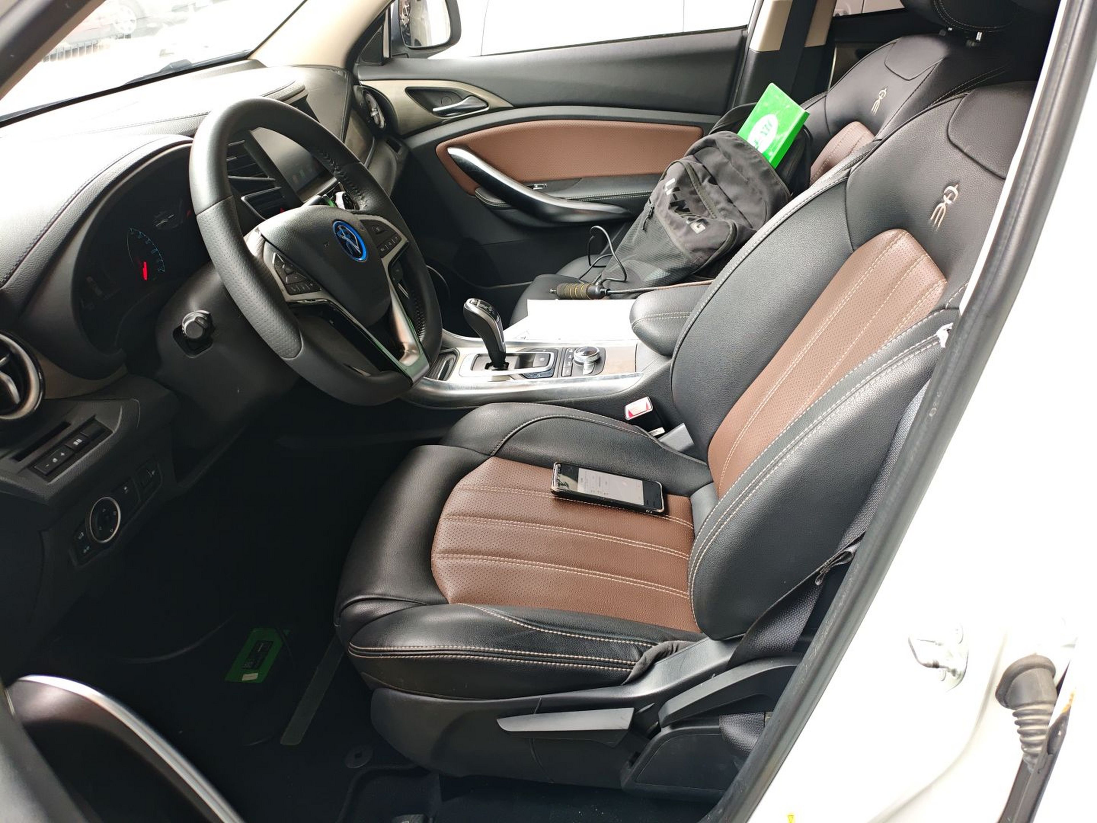 Переднее сиденье в автомобиле