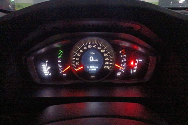 Used Volvo S60 2015 S60L 2.0T Zhiyuan Edition
