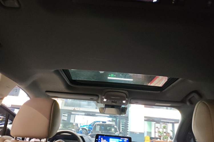 Used Toyota Granvia 2022 2.5L Hybrid Premium Edition