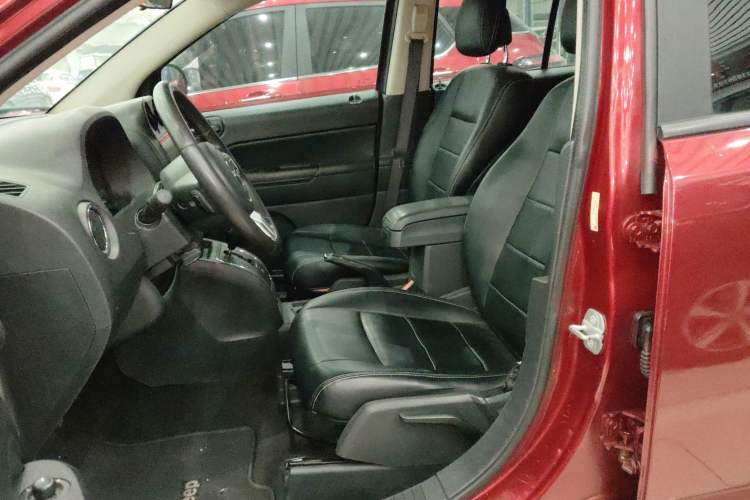 Used  Compass 2014 Revised Version 2.0L Two-Wheel Drive Entry-Level Edition
