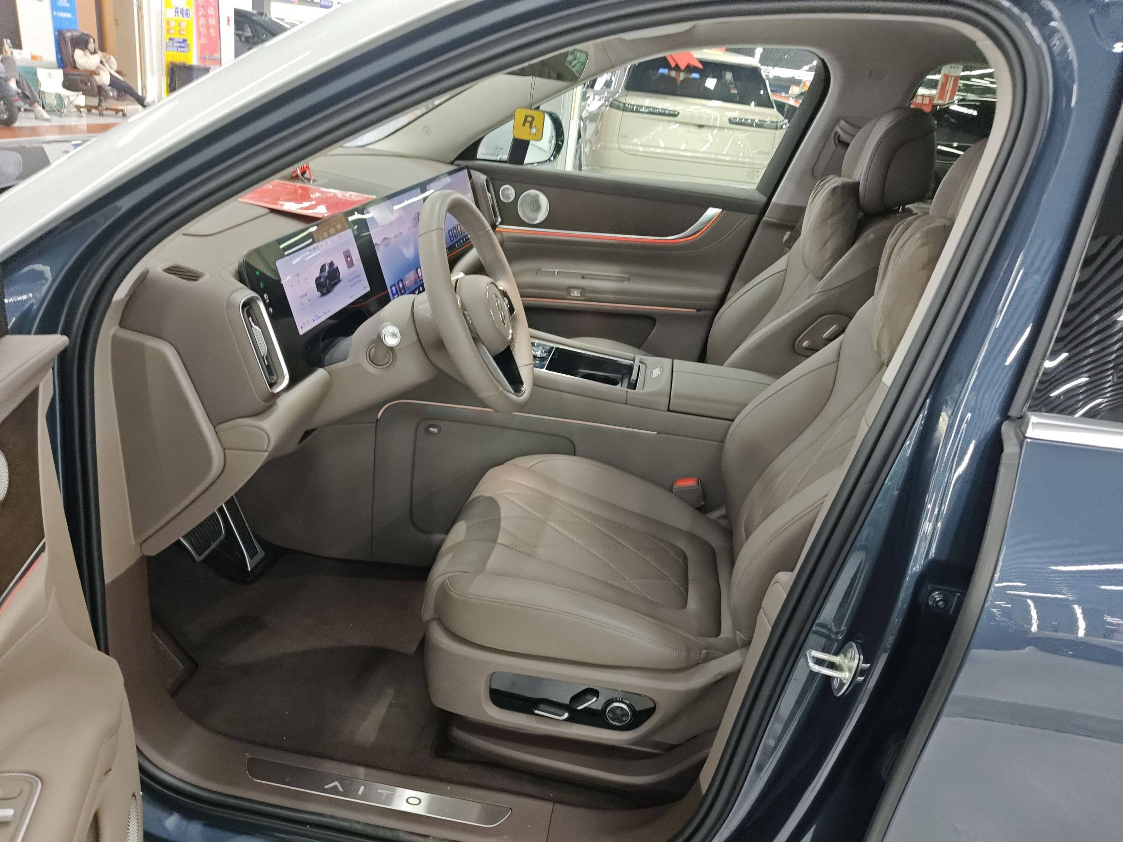 المقاعد الأمامية داخل السيارة