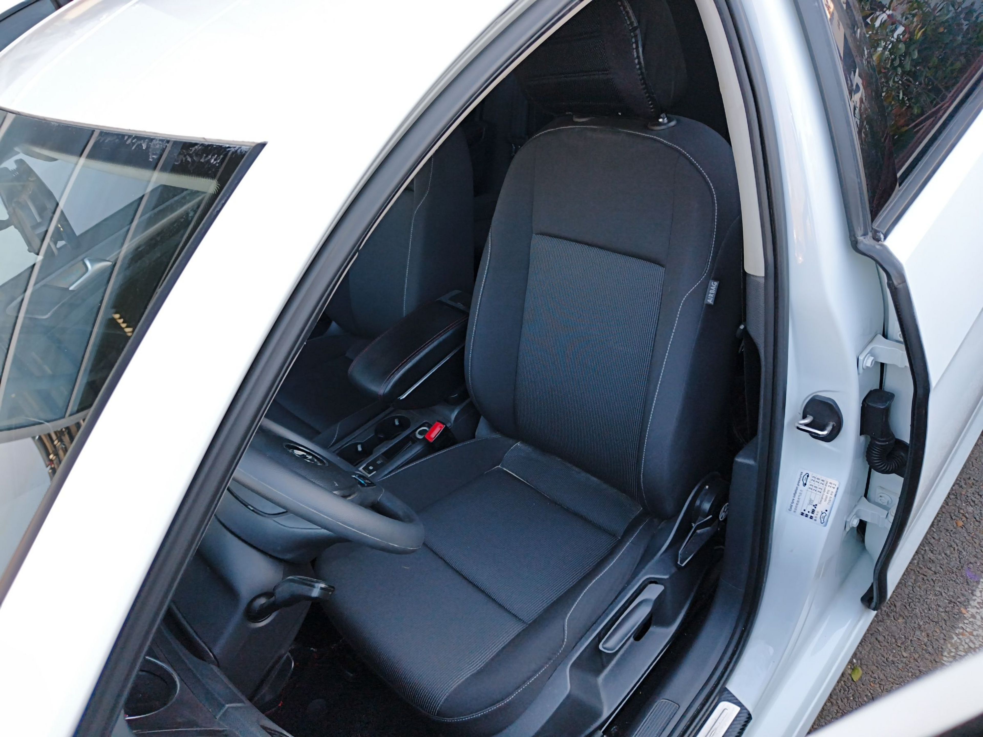 Переднее сиденье в автомобиле