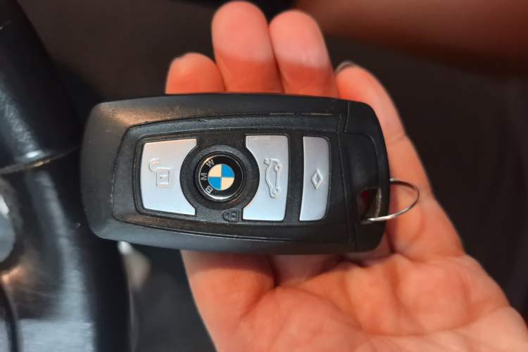 Used BMW 5 Series 2014 528Li Leading Model
